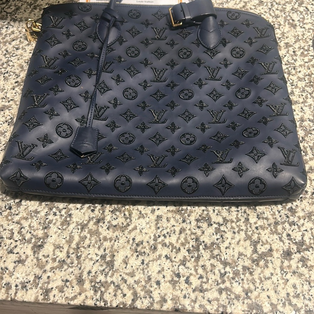 Louis Vuitton Navy Monogram Lockit Verticle W/ Certificate of Authenticity - Picture 16 of 16